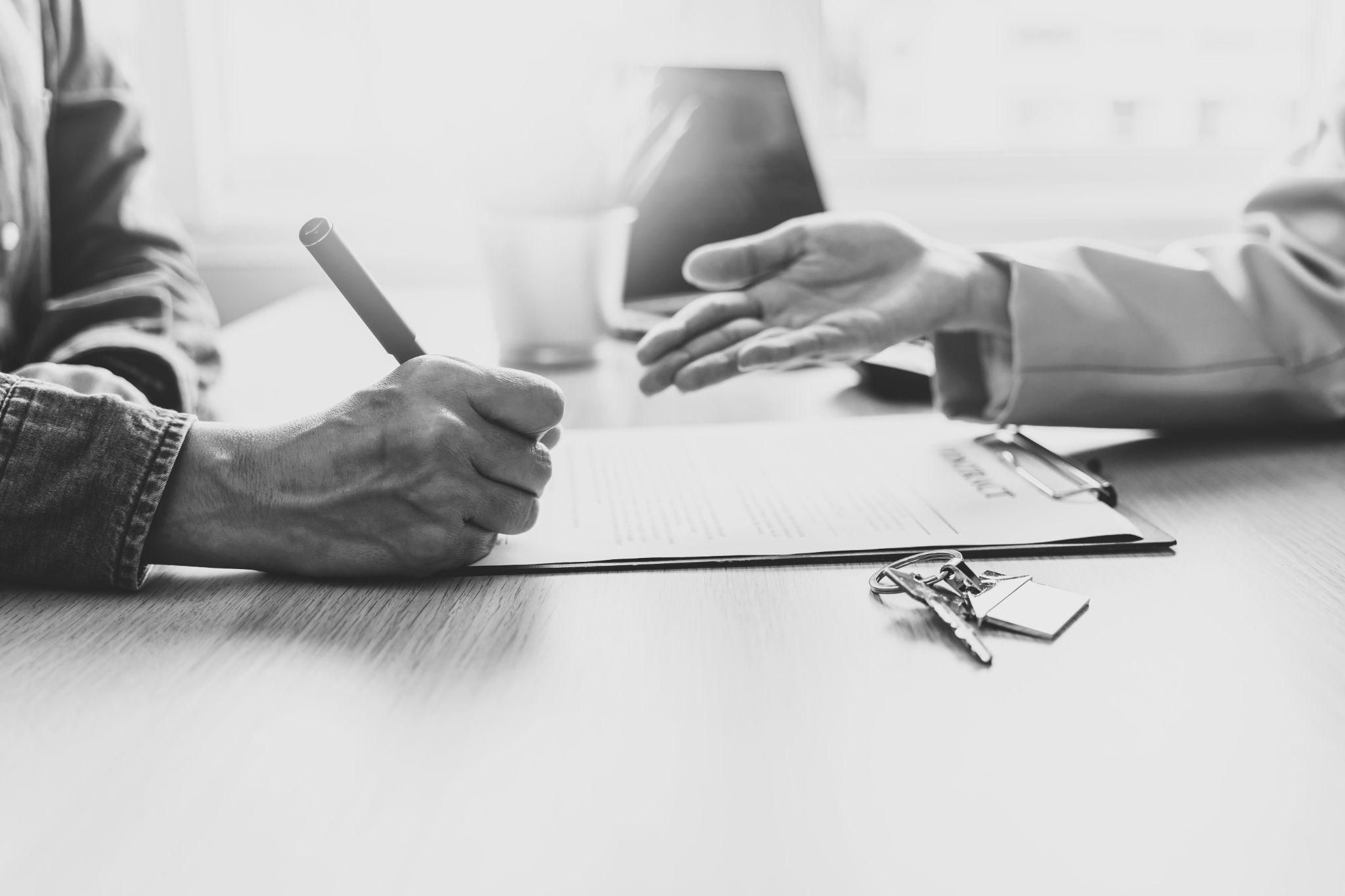 Real estate agents negotiate the terms of the home purchase contract and sign the contract legally. Real estate agents negotiate the terms of the home purchase contract and sign the contract legally.