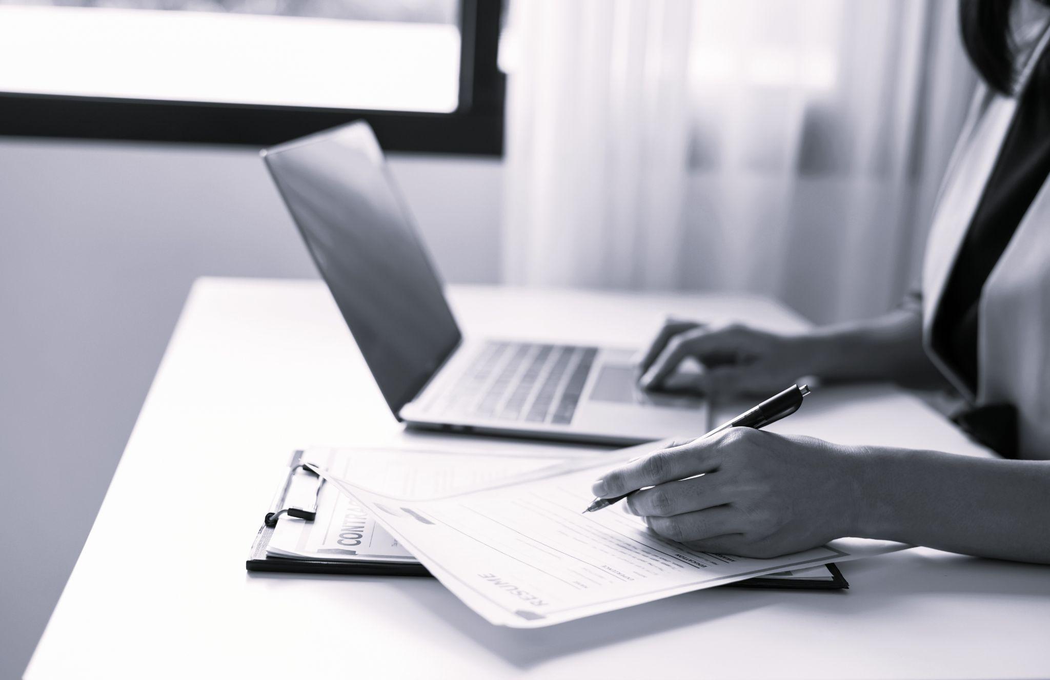 Landlord writing lease that limits number of tenants allowed on rental property